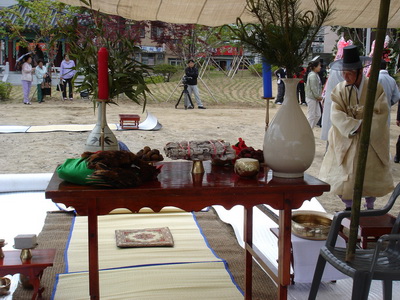 신랑과 신부의 가운데에 음식을 차려서 놓는 초례상