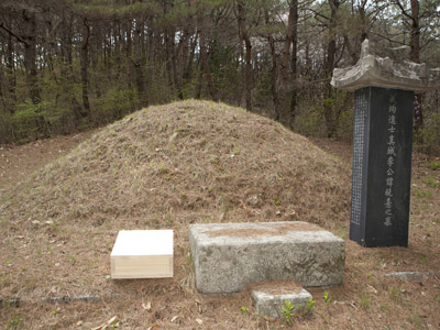 무덤의 봉분 앞에 넓직한 돌로 만든 상을 의미하는 상석(안동 퇴계종택)