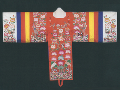 장수와 길복을 상징하는 무늬로 채워진 활옷